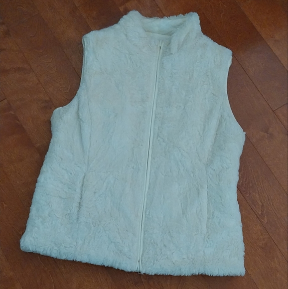 Beautiful faux fur Reversible vest - Picture 9 of 12